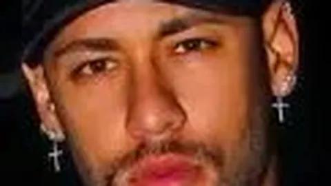 吉娜父女江畔漫步引关注，素颜扎辫走亲民路线